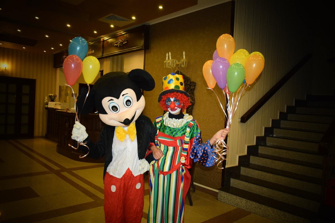 Animatori costumati Petreceri pentru copii Mascote Personaje Hostess Evenimente Iasi nunta botez aniversare cumatrie jocuri facepainting pentru copiii baloane heliu